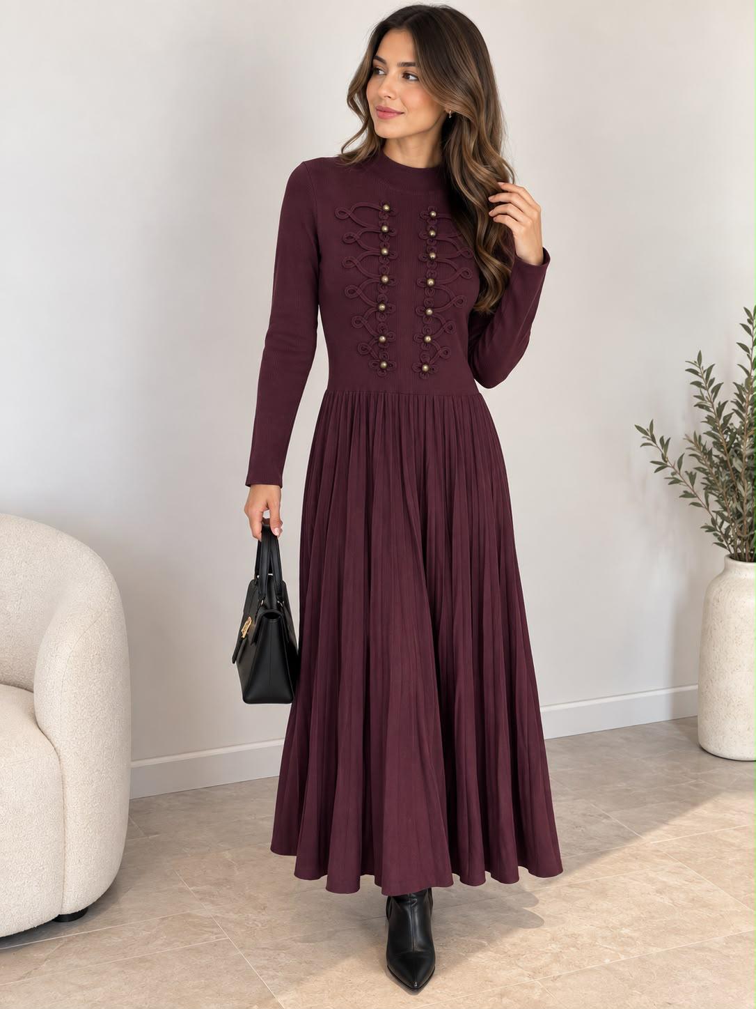 Robe longue plissée à brandebourgs