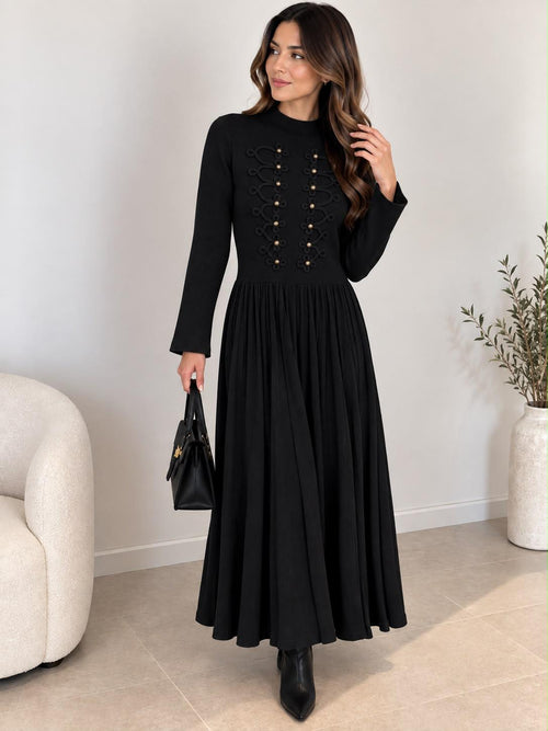 Robe longue plissée à brandebourgs