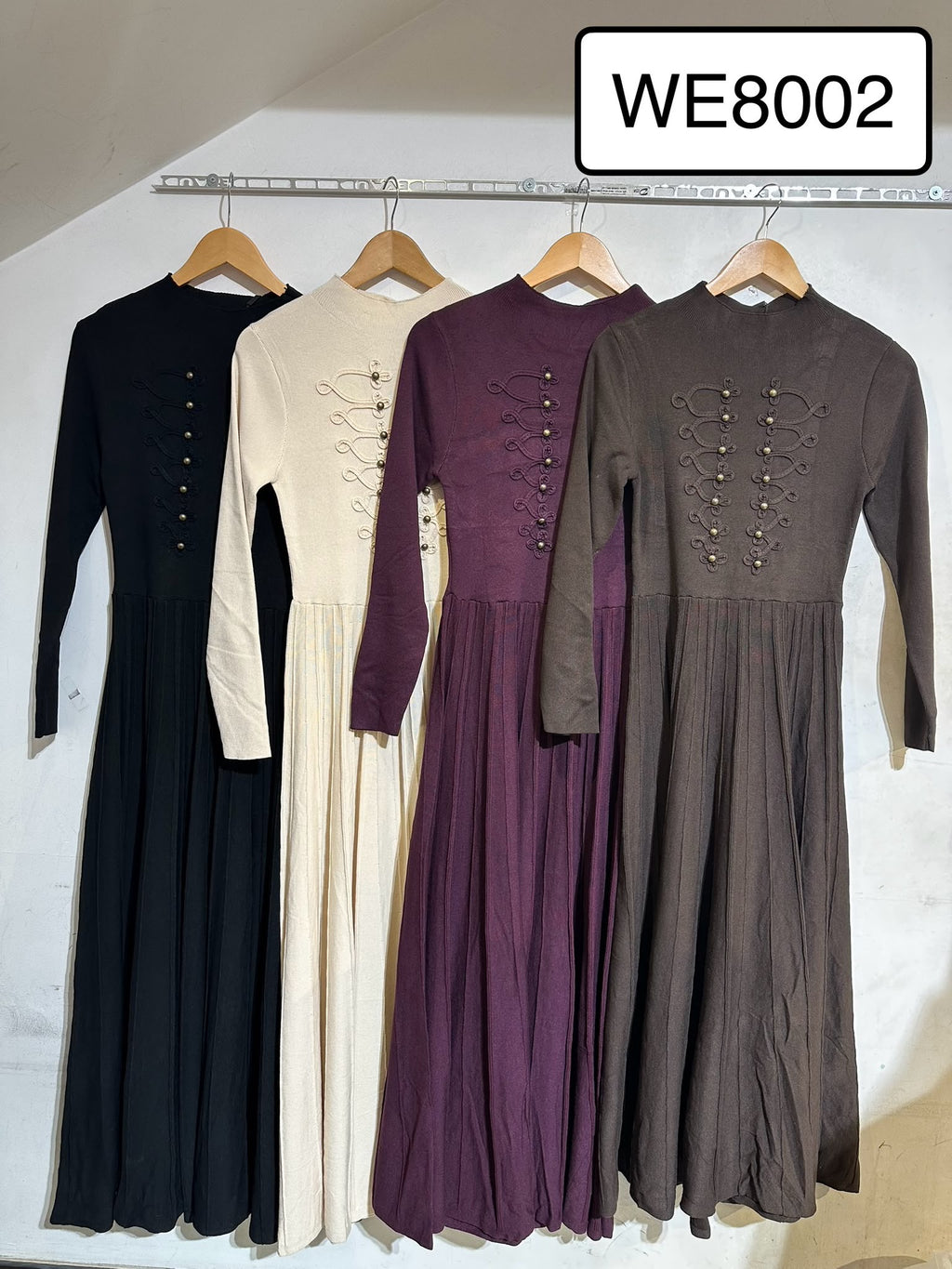 Robe longue plissée à brandebourgs