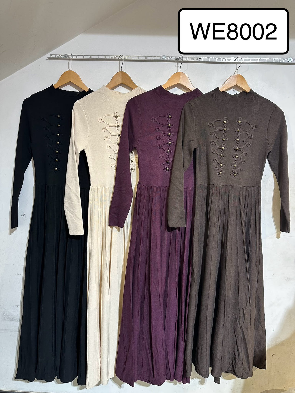 Robe longue plissée à brandebourgs