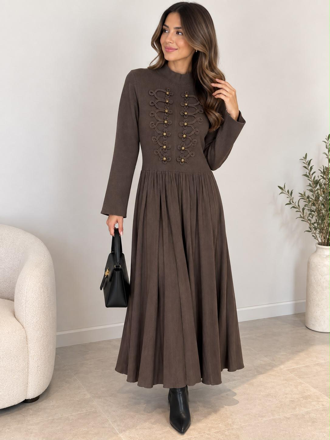 Robe longue plissée à brandebourgs